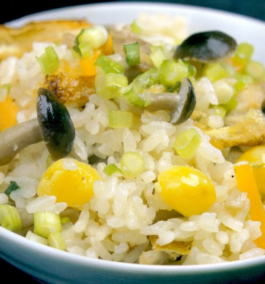 Ensalada de arroz con mucosas negras y amarillas