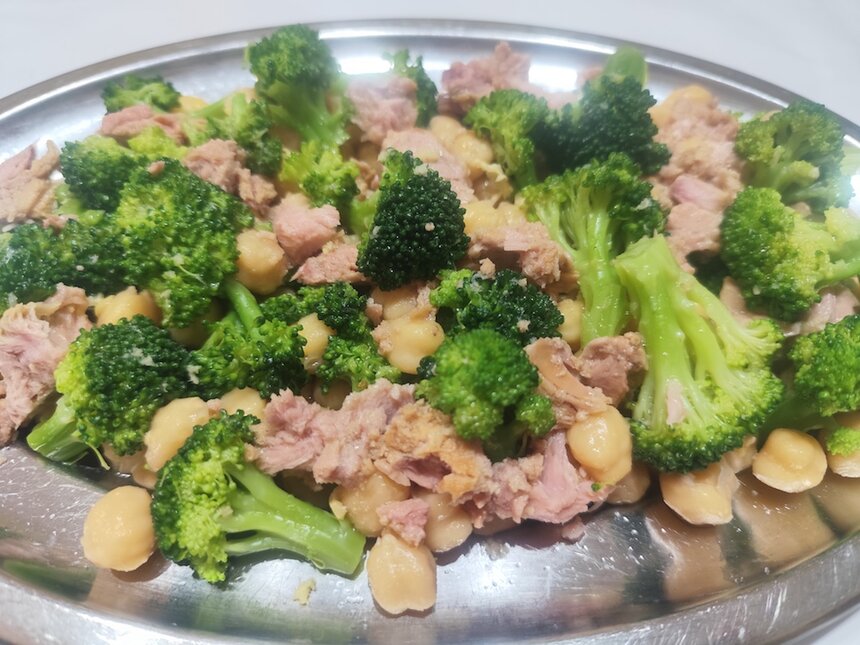 Ensalada de brócoli con garbanzos