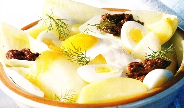 Ensalada de patatas, huevos de codorniz y arenque ahumado