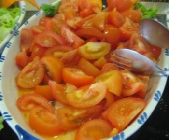 Ensalada de tomate con vinagreta de anchoas
