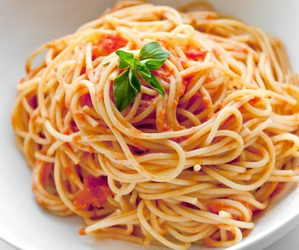 Espaguetis al tomate fresco
