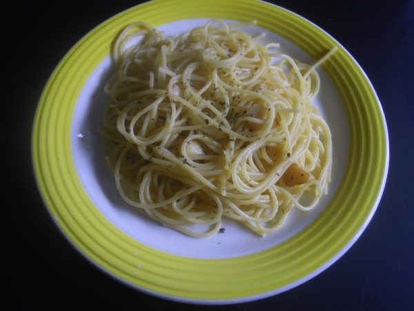 Espaguetis con ajo y orégano