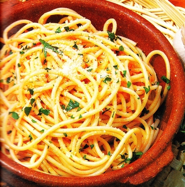 Espaguetis con ajo y pimiento picante