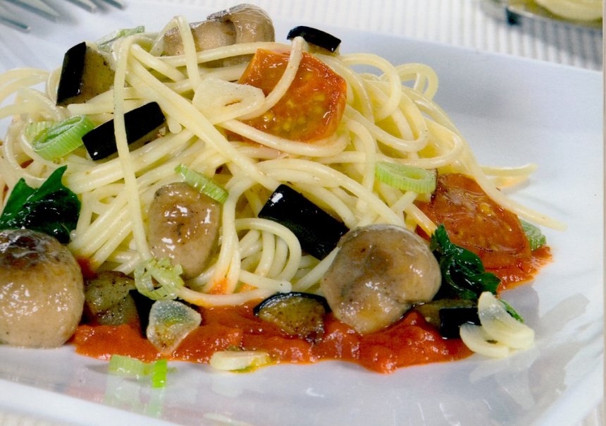 Espaguetis con boletus, berenjena y puerro