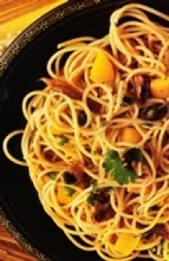 Espaguetis con pimiento amarillo y anchoas