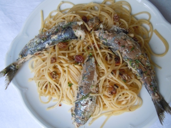 Espaguetis con sardinas y pasas de Corinto