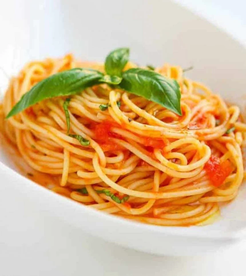 Espaguetis con tomate fresco