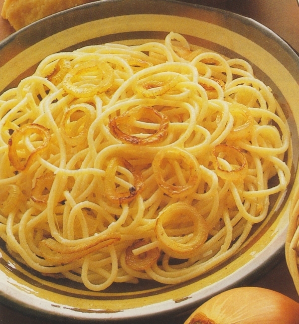 Espaguetis encebollados