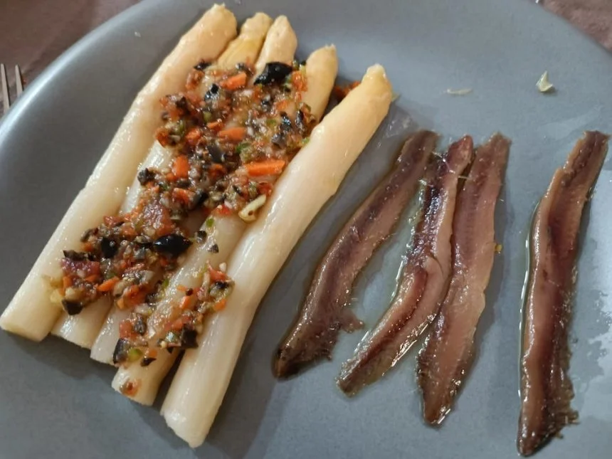 Espárragos con anchoas y vinagreta de hortalizas