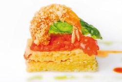 Esponja de queso de Ronda, tomate raf confitado y langostinos albardados con corteza de cerdo ibérico
