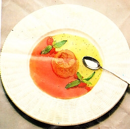 Flan de palosanto con salsa de fresones y kiwi
