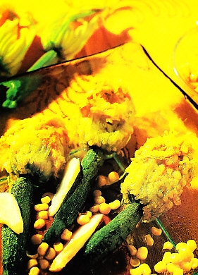 Flores de calabacín rellenas de bacalao confitado y fritas en tempura