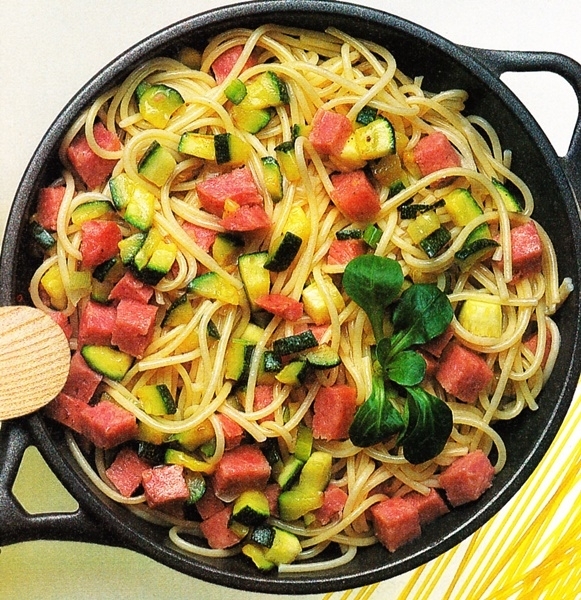 Fritura de calabacines y espaguetis