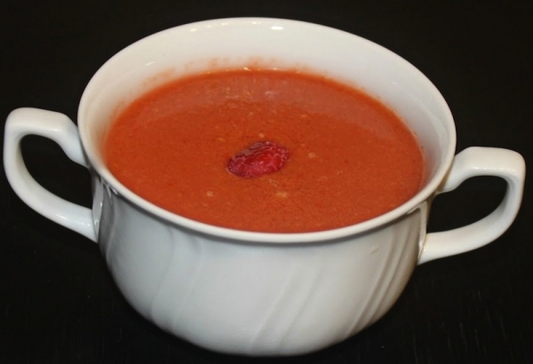 Gazpacho de frambuesa, tomate y melocotón