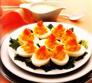 Huevos rellenos con salsa de pepino