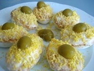 Huevos rellenos de pimiento y cebolleta asados