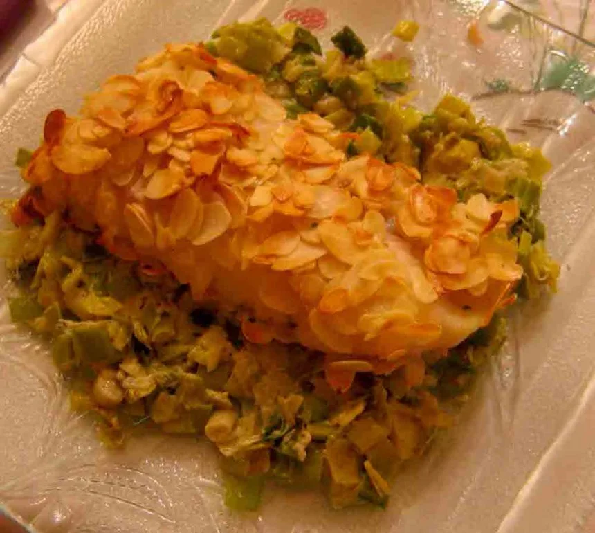 Lomos de bacalao con escamas de almendra y juliana de verduras