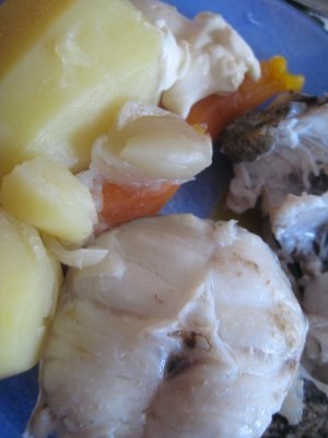 Merluza cocida con patatas, zanahoria, cebolla y tomate