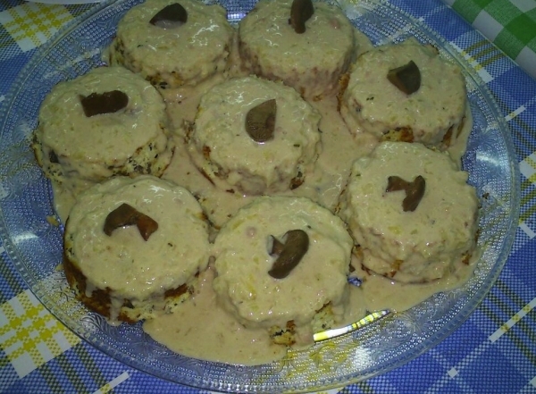 Pastelitos de pollo con níscalos (rovellones ) y salsa de foie mi-cuit