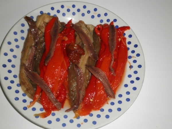 Pimientos rojos y berenjenas asadas con anchoas