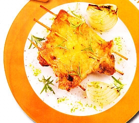 Pollo al romero con cebolla asada