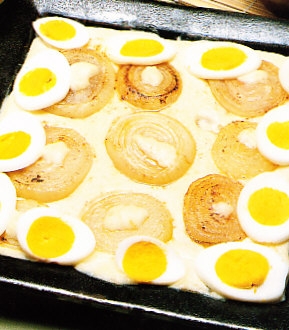 Rodajas de huevo duro con cebolla