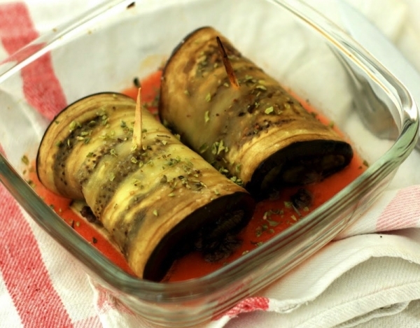 Rollitos de berenjena y pimiento con salsa de tomate