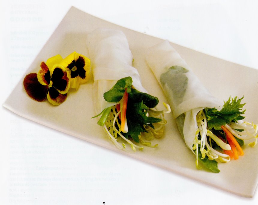 Rollitos de papel de arroz rellenos con verduras y germinados