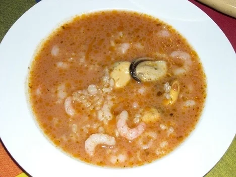 Sopa de arroz con gambas y mejillones