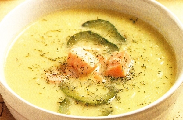 Sopa de pepino con salmón