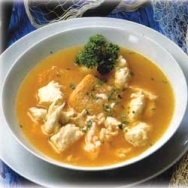 Sopa de pescado con pasta y piña