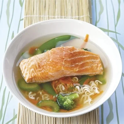 Sopa de salmón y jóvenes verduras