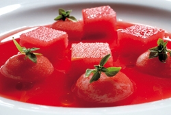 Sopa de sandía con esféricos de tomate