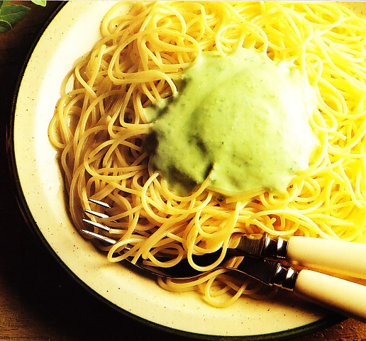Espaguetis a la crema de albahaca