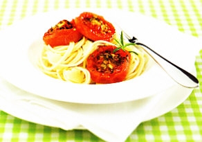 Espaguetis con tomate al romero