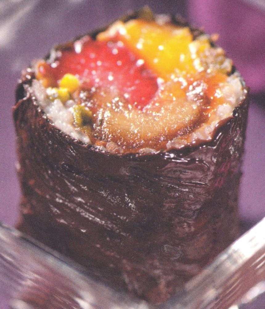 Sushi chocolatado con frutas y pistacho