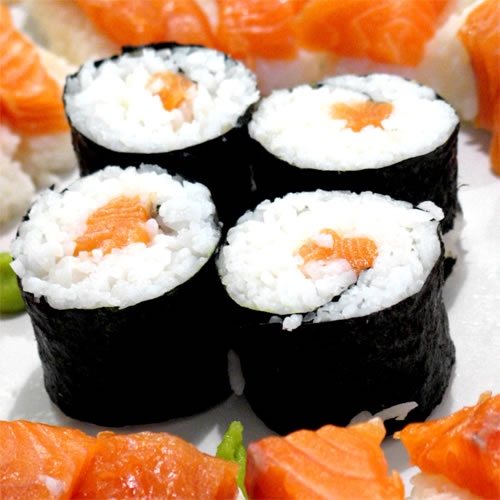 Sushi con salmón fresco