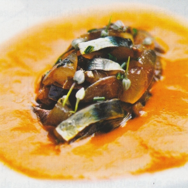 Tartar de sardinas y anchoas con sopa de romesco