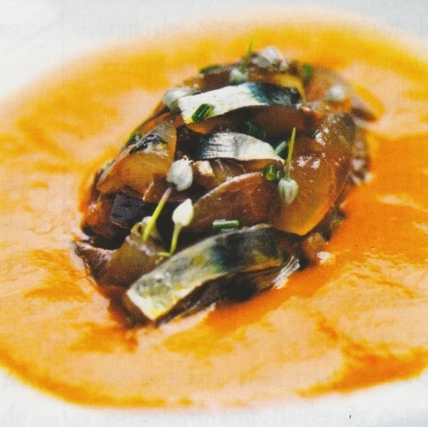 Tartar de sardinas y anchoas con sopa de romesco