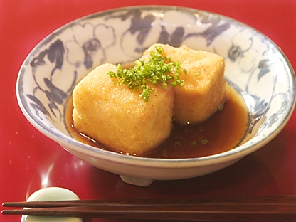 Tofu frito con salsa de soja  (Agedashidofu)