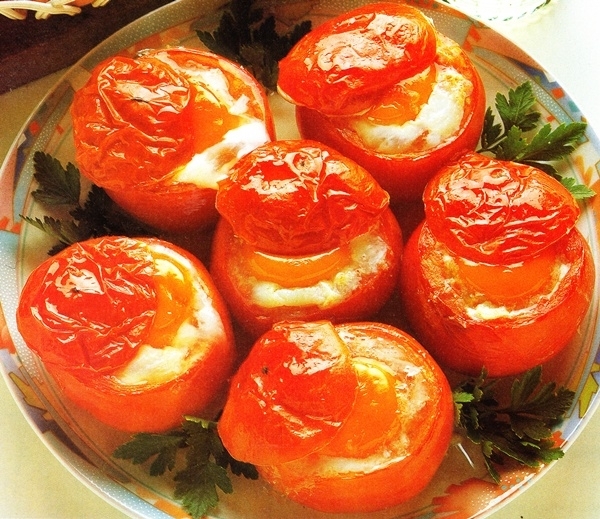 Tomates rellenos de huevo