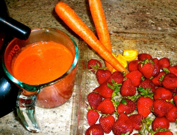 Zumo de fresones, naranja y zanahoria