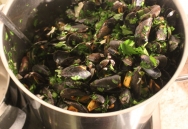Mejillones con bacon y cerveza
