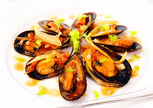 Mejillones con tomate e hinojo
