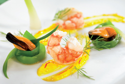 Mejillones de roca con ajos tiernos, gambas y crema de azafrán