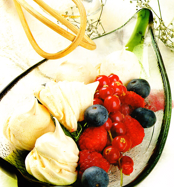 Merengues con frutas silvestres
