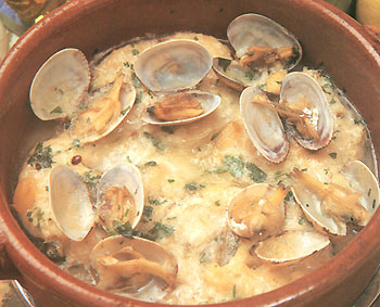 Merluza con almejas y langostinos