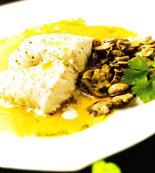 Merluza con champiñones y puré de pimientos amarillos