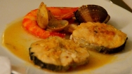 Merluza con gambas y almejas