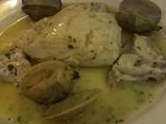 Merluza con kokotxas y almejas